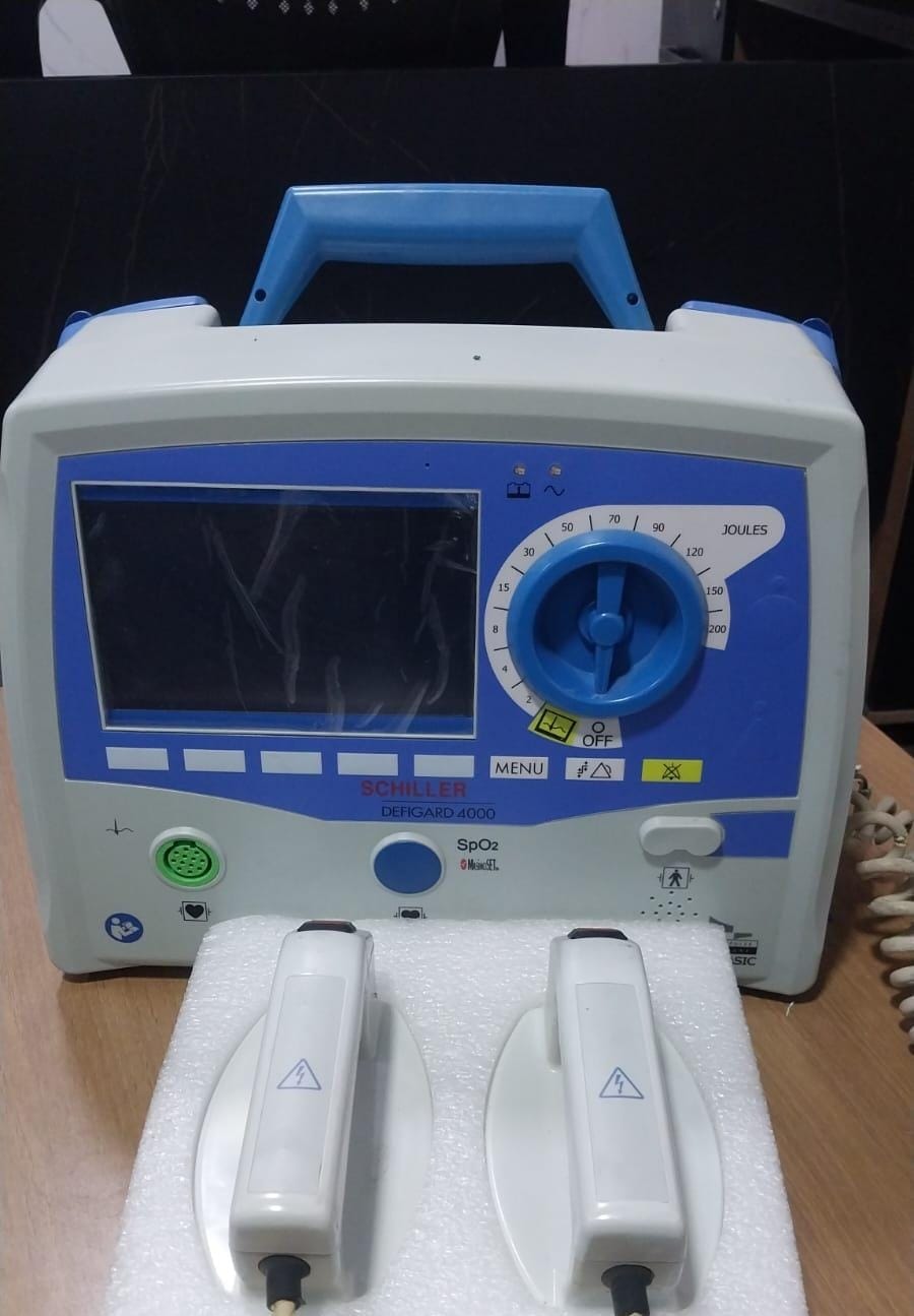 متاح الآن جهاز Defibrillator احترافي من SCHILLER لدي Infinity Medical — صورة 1 من 1